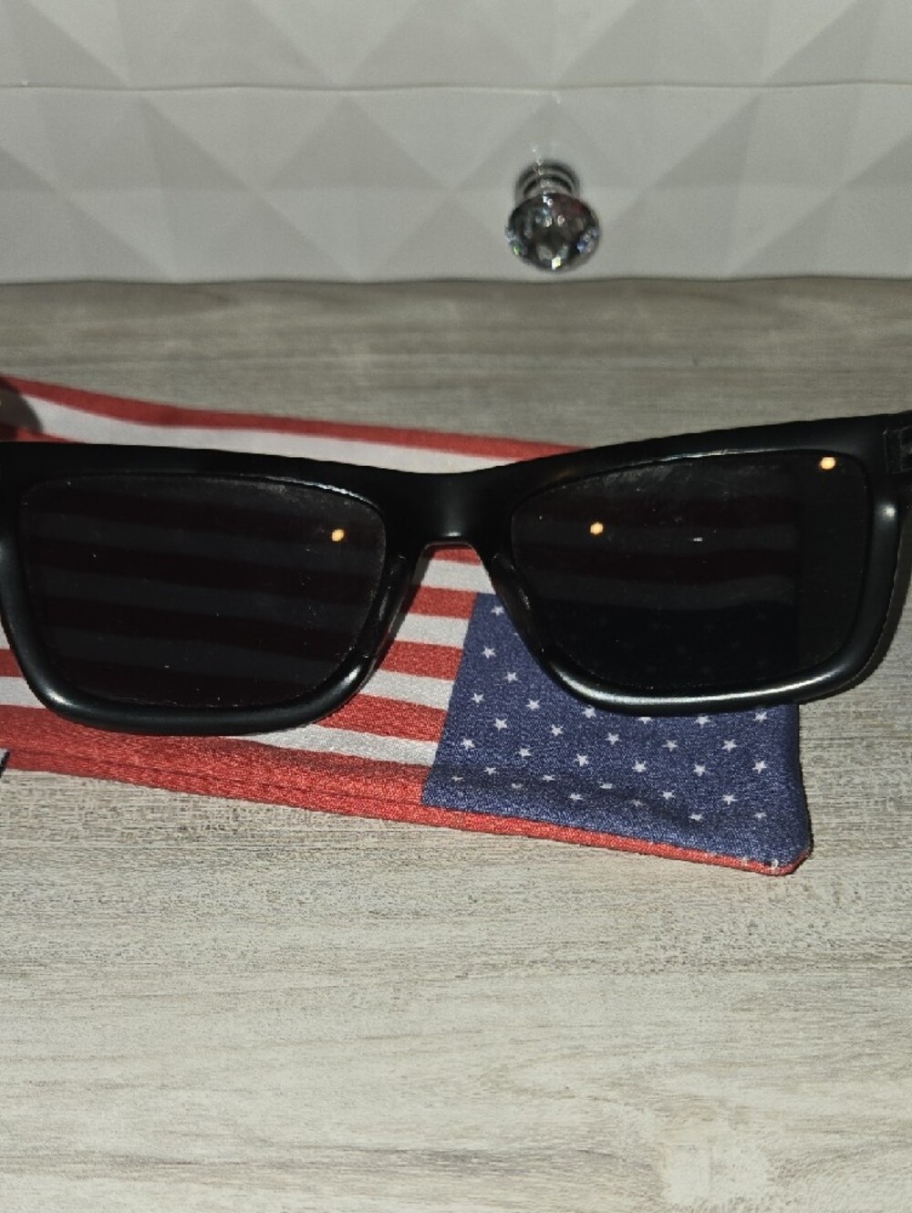 Black Sunglasses Temple Arm Detail - Picture 5 of 6